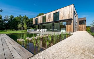 zwemvijver-houten-huis-grind
